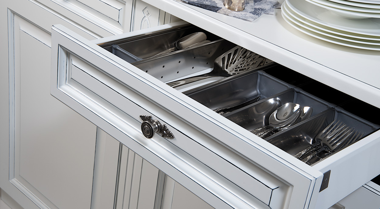 Rustikální MILANO je kuchyňská sestava, která je moderním pojetím kuchyně venkovského stylu.