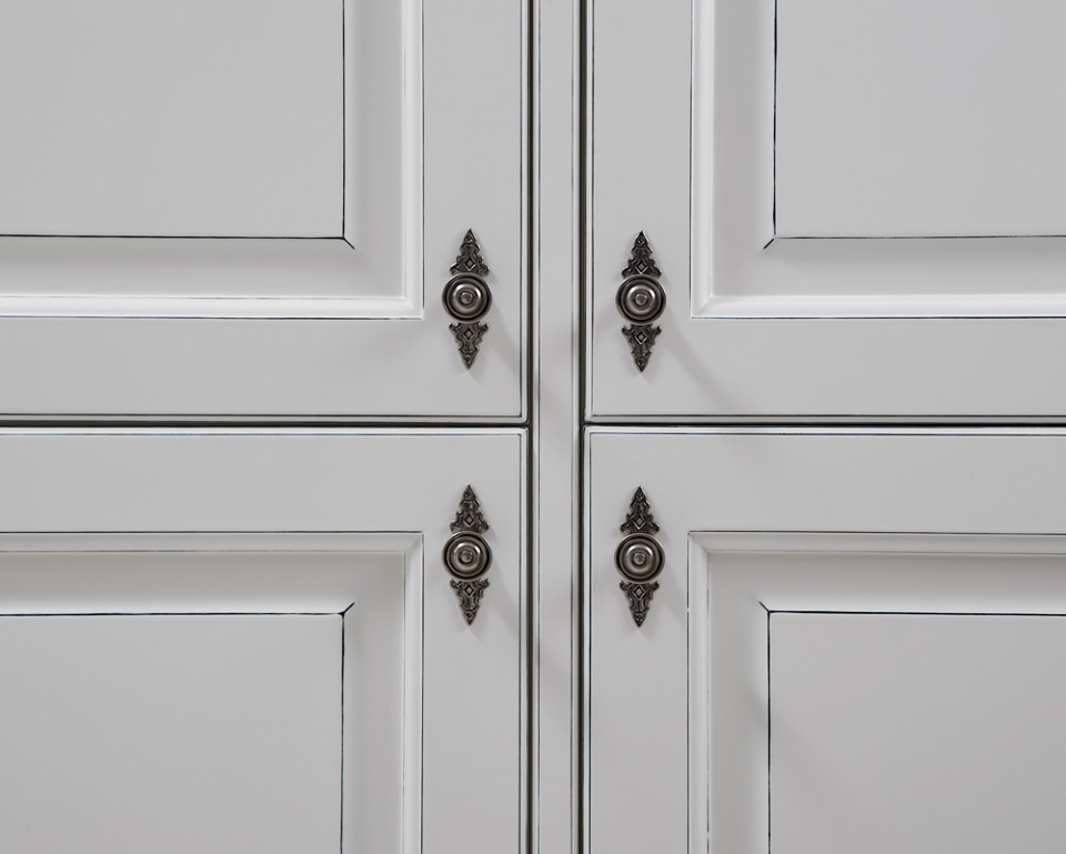 Rustikální kuchyňská sestava Hanák, model MILANO v bílém matném laku s ruční šedou patinou. 